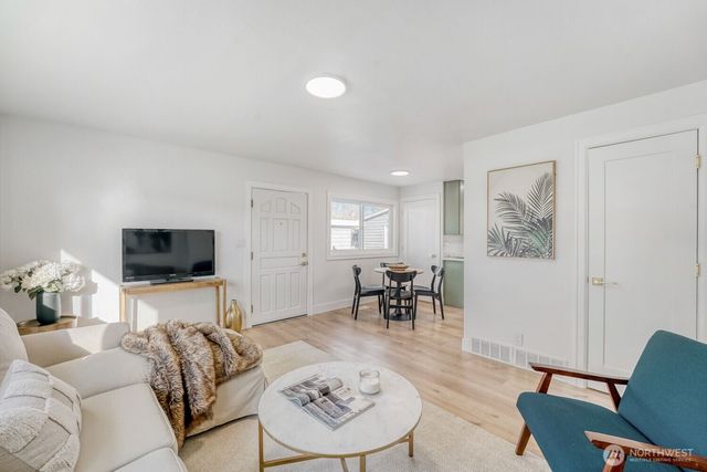 98056 768 Dayton Avenue NE, Renton, WA 98056