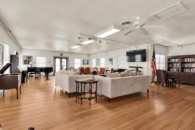 130 4TH AVENUE N 201, St Petersburg, FL 33701