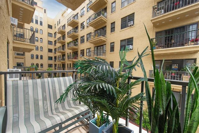 130 4TH AVENUE N 201, St Petersburg, FL 33701