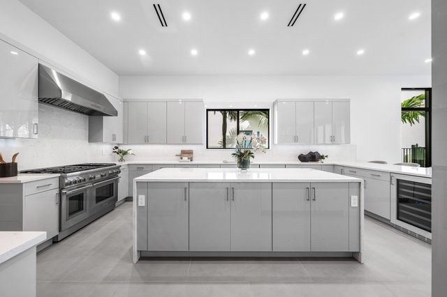 16725 Mosaic Place, Delray Beach, FL 33446