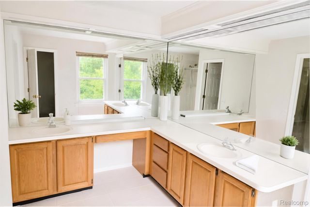 552 Whitney Drive, Rochester Hills, MI 48307