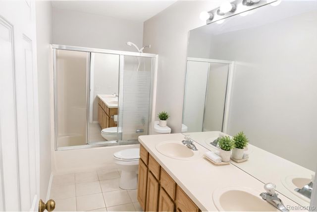 552 Whitney Drive, Rochester Hills, MI 48307
