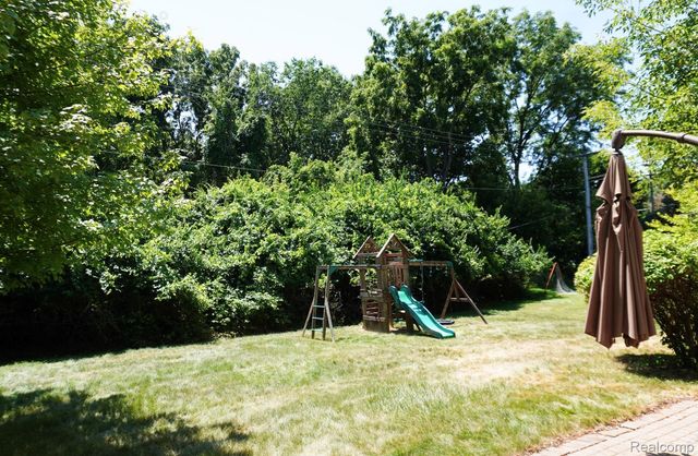 552 Whitney Drive, Rochester Hills, MI 48307