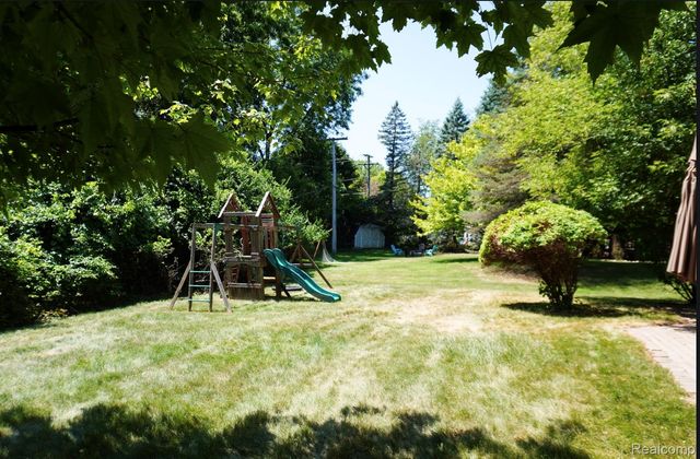 552 Whitney Drive, Rochester Hills, MI 48307