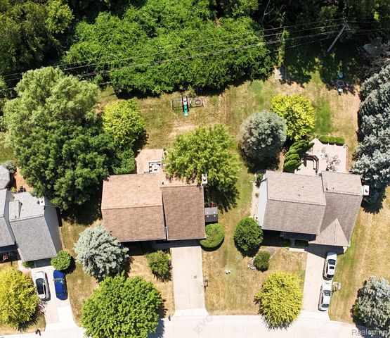 552 Whitney Drive, Rochester Hills, MI 48307