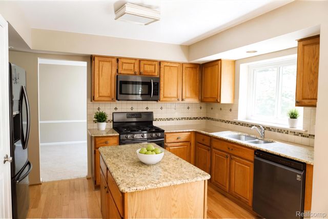 552 Whitney Drive, Rochester Hills, MI 48307