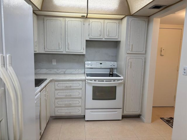1100 SAINT CHARLES Place 313, Pembroke Pines, FL 33026