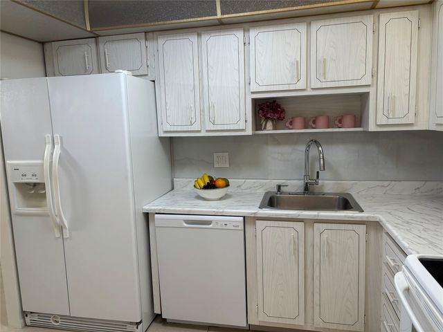 1100 SAINT CHARLES Place 313, Pembroke Pines, FL 33026