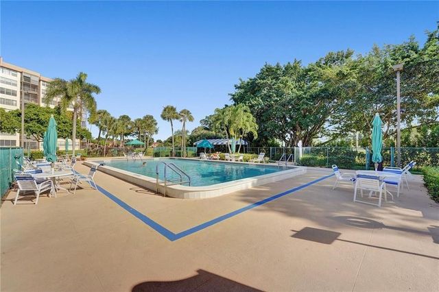 1100 SAINT CHARLES Place 313, Pembroke Pines, FL 33026