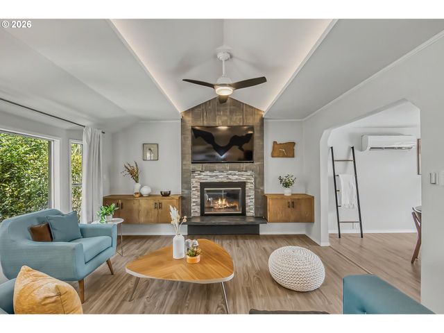 11808 Se TAYLOR St, Portland, OR 97216