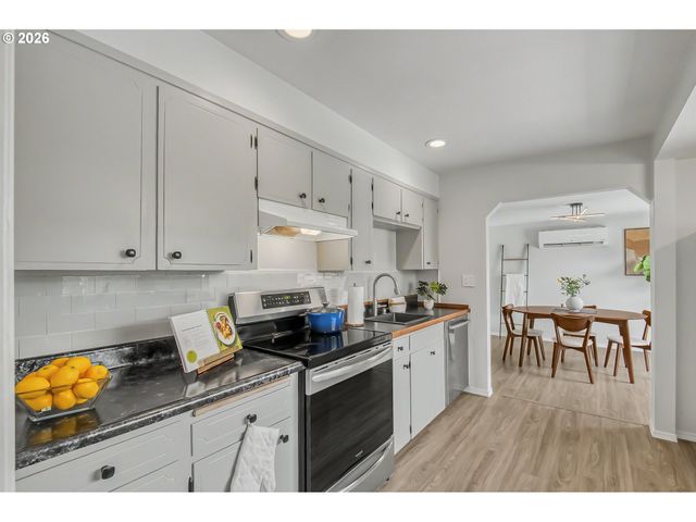 11808 Se TAYLOR St, Portland, OR 97216