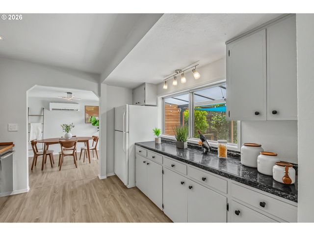 11808 Se TAYLOR St, Portland, OR 97216