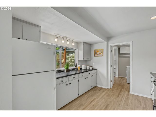 11808 Se TAYLOR St, Portland, OR 97216
