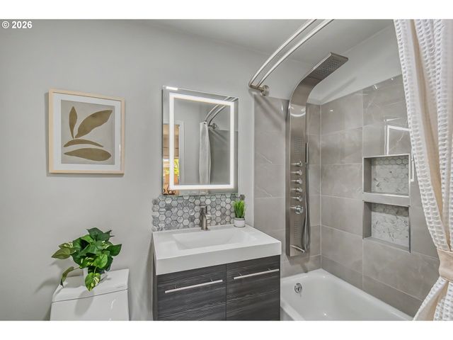 11808 Se TAYLOR St, Portland, OR 97216