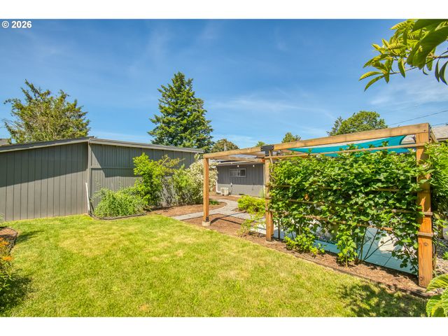 11808 Se TAYLOR St, Portland, OR 97216