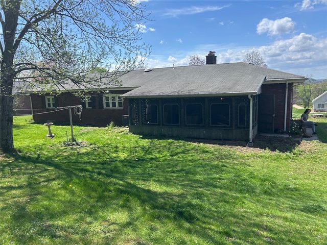 541 Morningstar Dr, Ellwood City, PA 16117