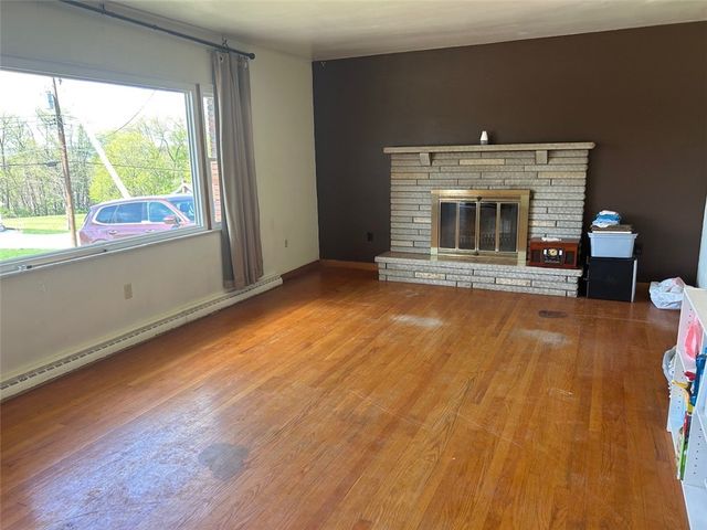 541 Morningstar Dr, Ellwood City, PA 16117
