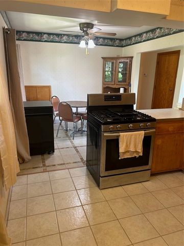 541 Morningstar Dr, Ellwood City, PA 16117