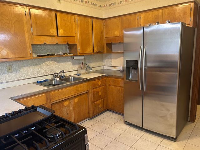 541 Morningstar Dr, Ellwood City, PA 16117