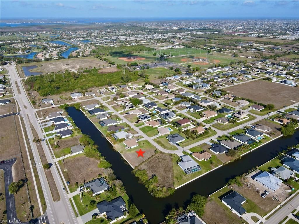 Image 4 of property listing at 2102 SW 15 TER, Cape Coral, FL 33991