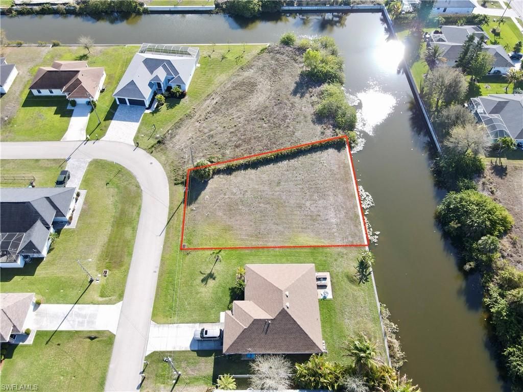 Image 6 of property listing at 2102 SW 15 TER, Cape Coral, FL 33991