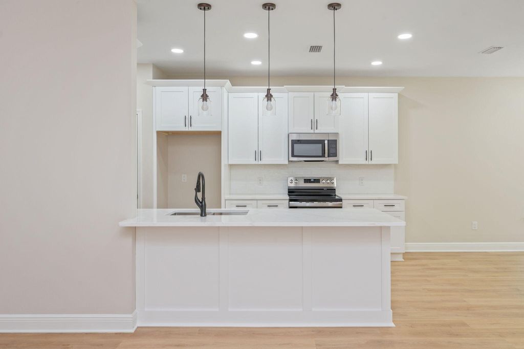 Image 10 of property listing at 703A Brock Avenue, Crestview, FL 32539