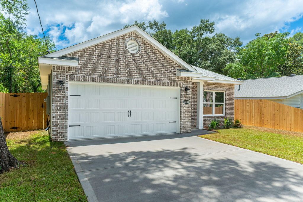 Image 3 of property listing at 703A Brock Avenue, Crestview, FL 32539