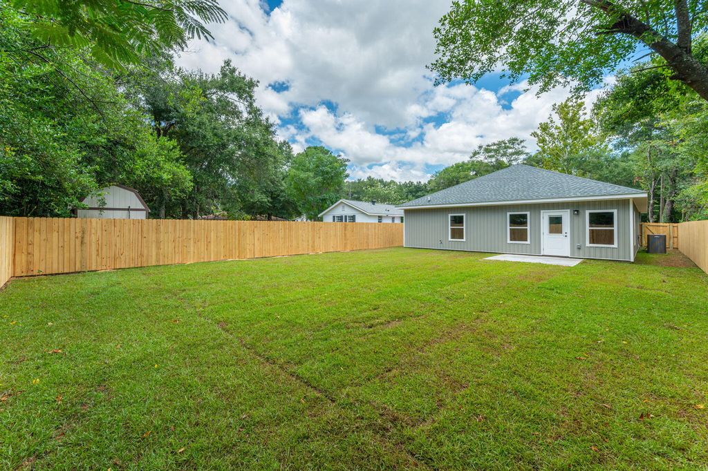 Image 33 of property listing at 703A Brock Avenue, Crestview, FL 32539