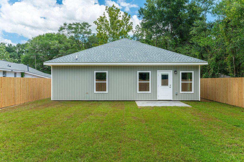 Image 34 of property listing at 703A Brock Avenue, Crestview, FL 32539