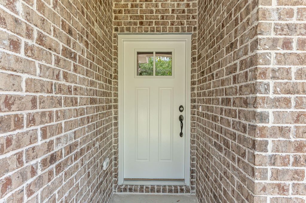 Image 4 of property listing at 703A Brock Avenue, Crestview, FL 32539