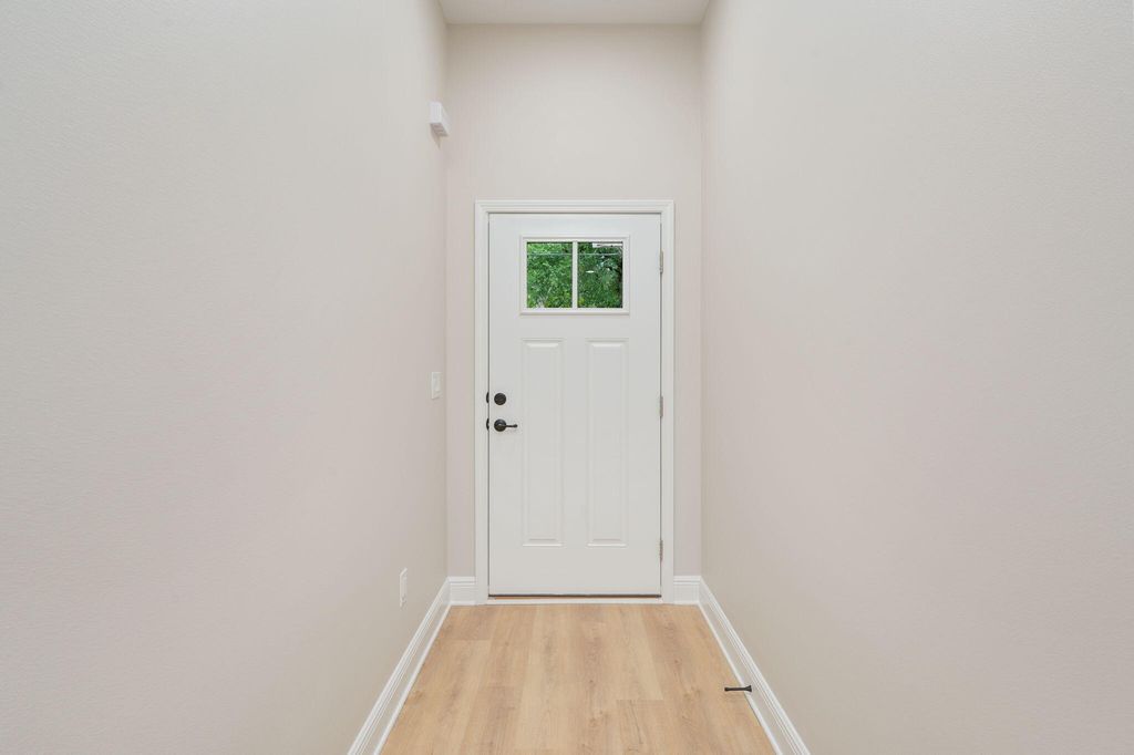 Image 5 of property listing at 703A Brock Avenue, Crestview, FL 32539