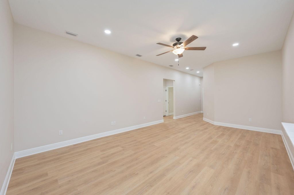 Image 8 of property listing at 703A Brock Avenue, Crestview, FL 32539