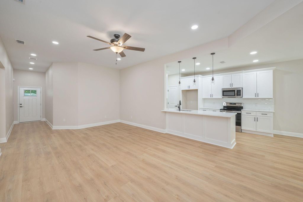 Image 9 of property listing at 703A Brock Avenue, Crestview, FL 32539