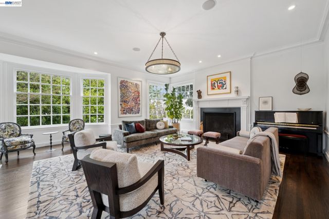 1121 BAY STREET, Alameda, CA 94501