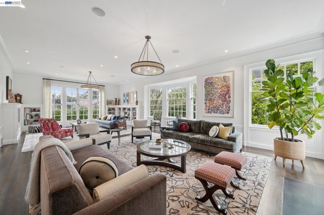 1121 BAY STREET, Alameda, CA 94501