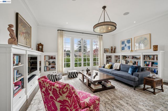 1121 BAY STREET, Alameda, CA 94501