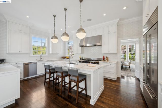 1121 BAY STREET, Alameda, CA 94501
