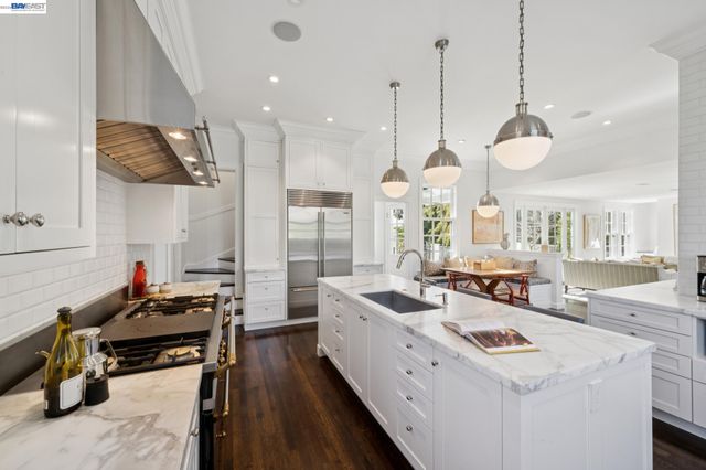 1121 BAY STREET, Alameda, CA 94501