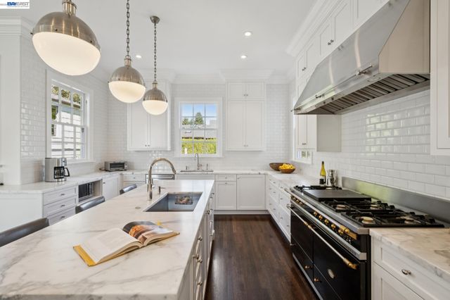1121 BAY STREET, Alameda, CA 94501