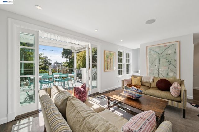1121 BAY STREET, Alameda, CA 94501