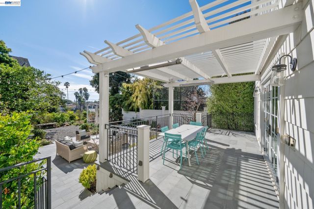 1121 BAY STREET, Alameda, CA 94501