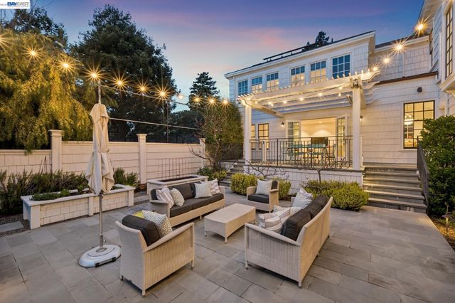 1121 BAY STREET, Alameda, CA 94501