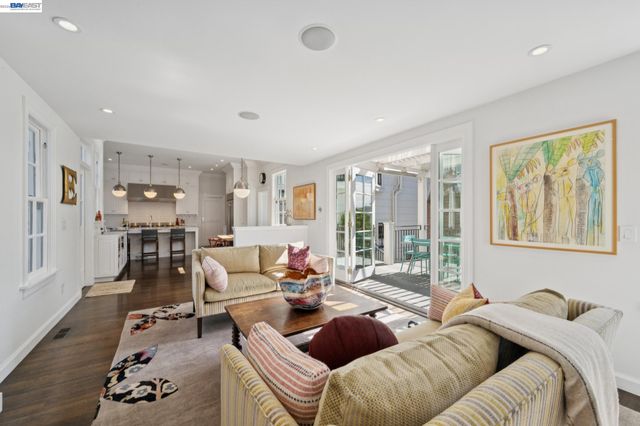 1121 BAY STREET, Alameda, CA 94501