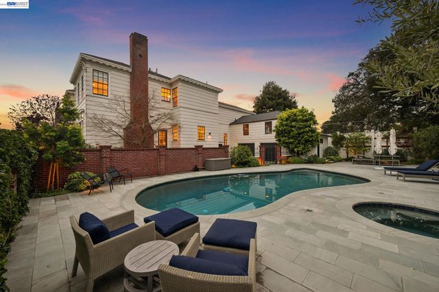 1121 BAY STREET, Alameda, CA 94501