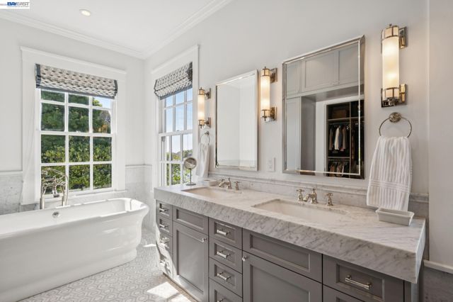1121 BAY STREET, Alameda, CA 94501