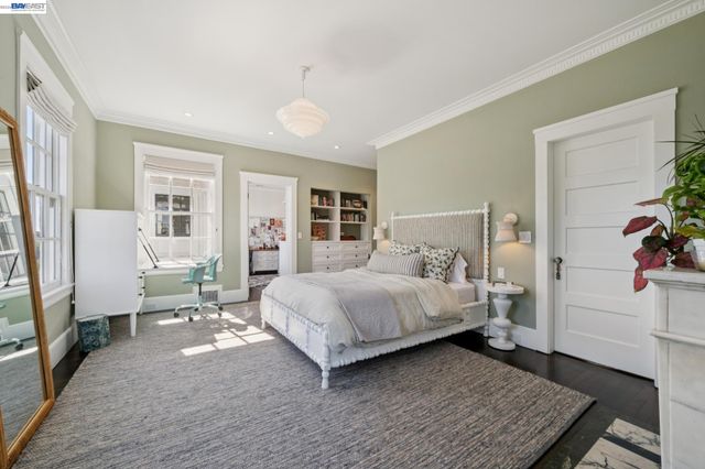 1121 BAY STREET, Alameda, CA 94501