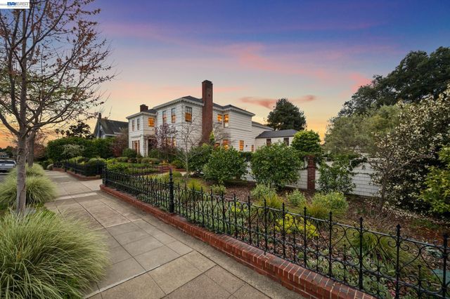 1121 BAY STREET, Alameda, CA 94501