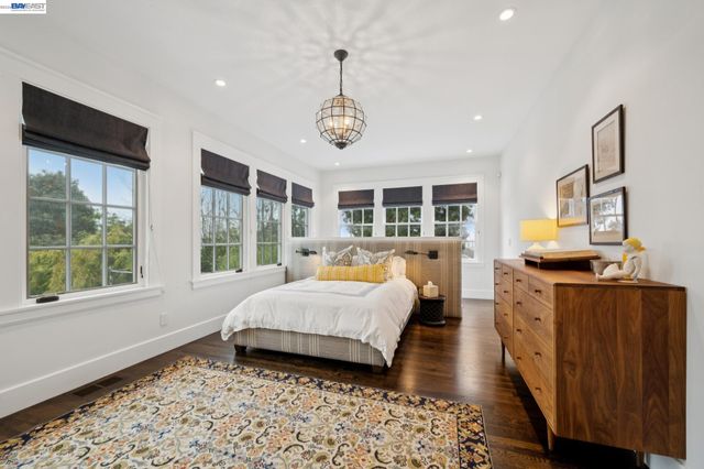1121 BAY STREET, Alameda, CA 94501