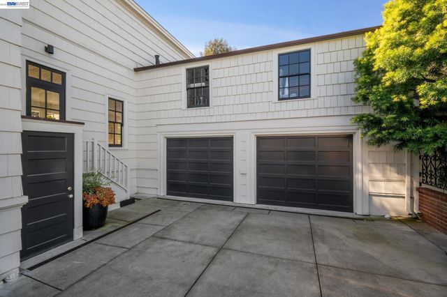 1121 BAY STREET, Alameda, CA 94501