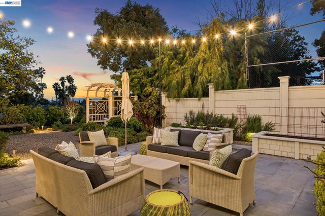 1121 BAY STREET, Alameda, CA 94501